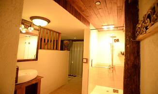 Shangri-La E-Outfitting Boutique Hotel