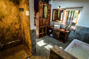 Shangri-La E-Outfitting Boutique Hotel