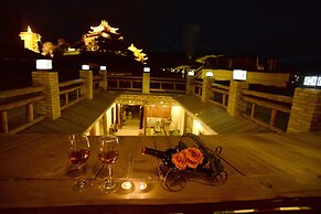 Shangri-La E-Outfitting Boutique Hotel