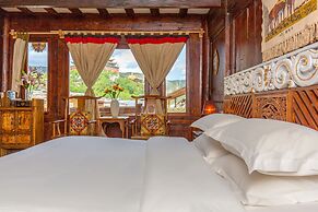 Shangri-La E-Outfitting Boutique Hotel