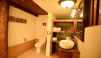 Shangri-La E-Outfitting Boutique Hotel