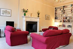 Traditional Georgian Flat in New Town, Sleeps 5-6
