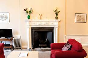 Traditional Georgian Flat in New Town, Sleeps 5-6