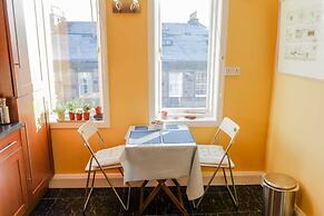 Sophisticated Edinburgh Apartment in City Centre