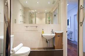 Sophisticated Edinburgh Apartment in City Centre