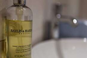 Sophisticated Edinburgh Apartment in City Centre