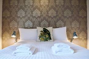 Sophisticated Edinburgh Apartment in City Centre