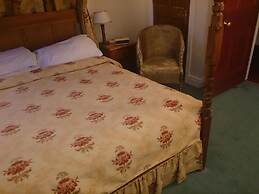 OYO Rose & Crown Hotel