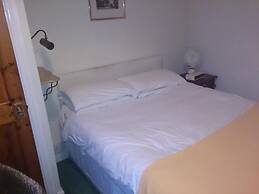 OYO Rose & Crown Hotel