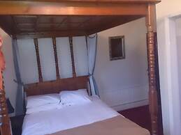 OYO Rose & Crown Hotel