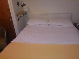 OYO Rose & Crown Hotel
