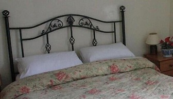 OYO Rose & Crown Hotel
