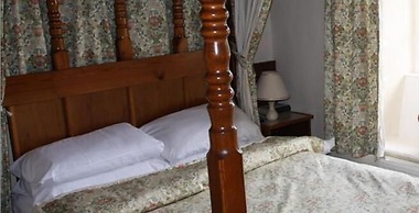 OYO Rose & Crown Hotel