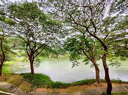 Dr Calayan's 2BR Condo at Pico De Loro