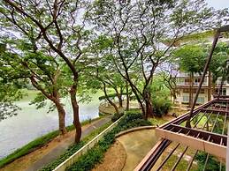 Dr Calayan's 2BR Condo at Pico De Loro