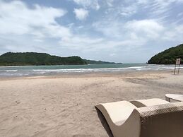 Dr Calayan's 2BR Condo at Pico De Loro