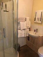 Lower Buckton Country House - Sleeps 12