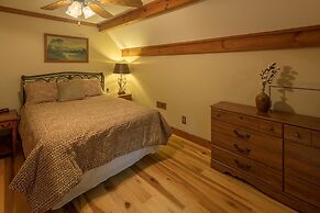 Hidden Creek Cabin Apartment