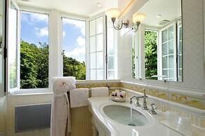 Le Manoir Hotel