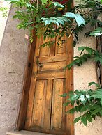 Tarihi Kucuk Tas Konak