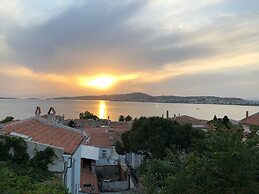 Tarihi Kucuk Tas Konak