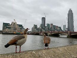 Luxury Modern 2BD Flat in Centre