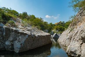 Casa Ave del Risco (Villa con río y cascada al interior)