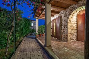 Myrties stone houses