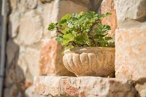 Myrties stone houses
