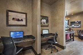 Glacier International Lodge