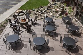 Glacier International Lodge