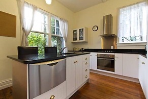 Christchurch City & Country Cottages - Brockworth Cottage