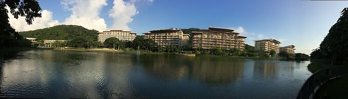 Beach Condos Pico de Loro Hamilo Coast