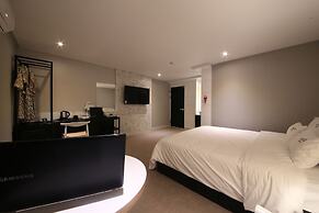 Gupo Station Almond Hotel