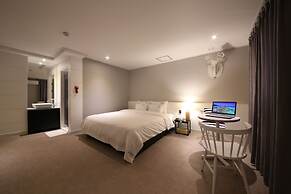 Gupo Station Almond Hotel