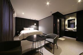Gupo Station Almond Hotel