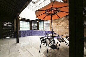 Gupo Station Almond Hotel