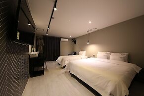 Gupo Station Almond Hotel