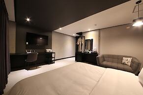 Gupo Station Almond Hotel