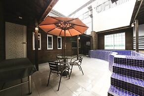 Gupo Station Almond Hotel