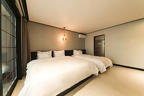 Gupo Station Almond Hotel