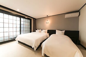 Gupo Station Almond Hotel