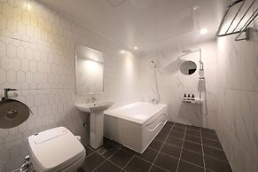 Gupo Station Almond Hotel