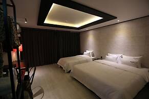 Gupo Station Almond Hotel