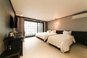 Gupo Station Almond Hotel