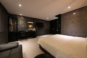 Gupo Station Almond Hotel