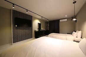 Gupo Station Almond Hotel