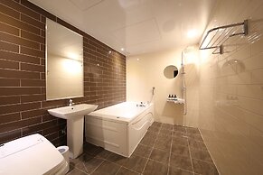 Gupo Station Almond Hotel