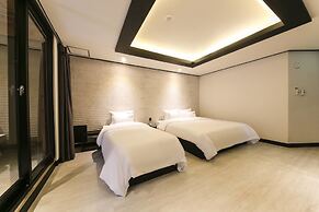 Gupo Station Almond Hotel
