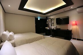 Gupo Station Almond Hotel